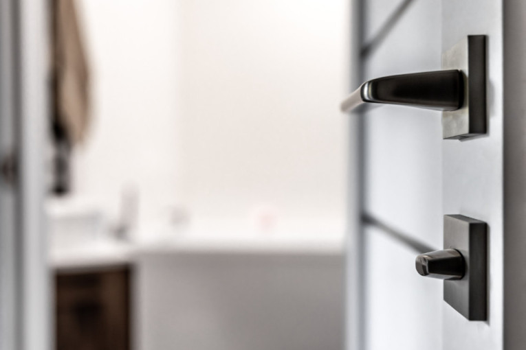 Prevarantkinja obilazi kuće po Kraljevu, snima situaciju, pa čak i ključeve krade! Građani je prepoznali