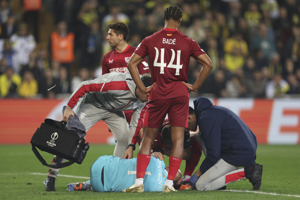 Skandal u Turskoj - srpskom golmanu navijači Fenera razbili glavu! (FOTO)