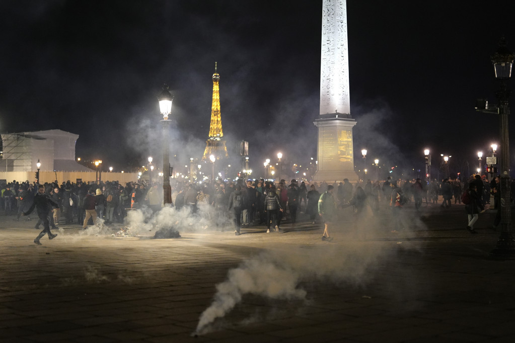 Besni narod Francuske ne prestaje da traži prava: Policija upotrebila silu i suzavac, vlada ne želi da čuje glas građana (FOTO)