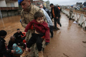 Smrtonosna poplava u Turskoj! Čovek spasava ženu i dete dok ih bujica nosi, automobili i leševi plutaju pogođenim gradovima(VIDEO)