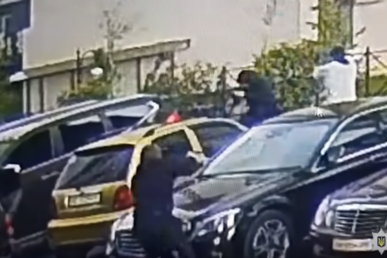 „Sad ste pravi komandosi“: Zvicer poklonio policajcima dodatke za pištolje