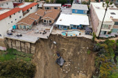 Poplave razaraju Kaliforniju, a jedna kuća fascinira internet: Klizište odnelo pola dvorišta, bazen ostao da visi na ivici litice (VIDEO)