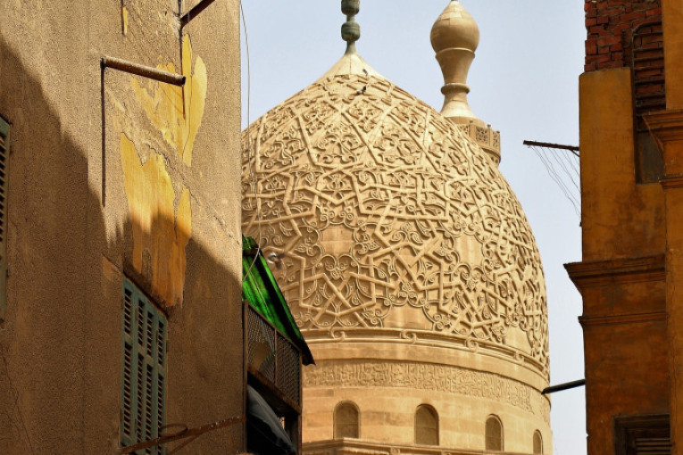 Na ovom groblju borave i živi: U Egiptu se nalazi Grad mrtvih koji broji više od pola miliona ljudi!