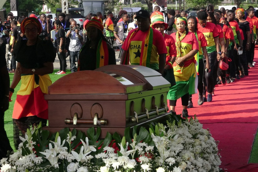 Cela Gana oplakuje fudbalera! Više od mesec dana nakon tragične pogibije sahranjen Atsu! (GALERIJA)