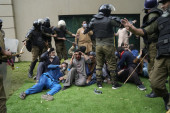 Uhapšen Imran Kan: Otpor pristalica bivšeg premijera Pakistana nije izdržao, nastavlja se sukob na ulicama (FOTO)