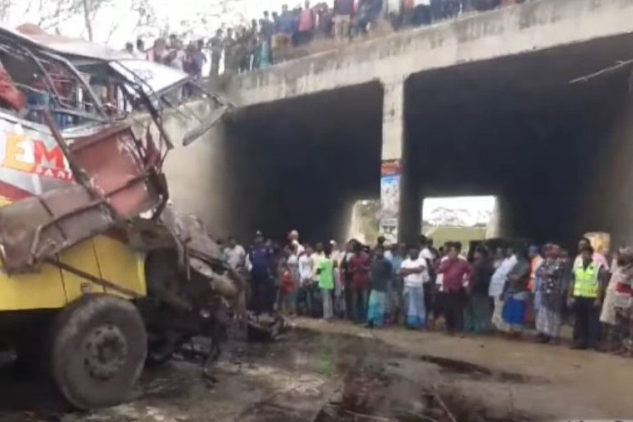 Autobus se survao u jarak, 19 mrtvih: Probio ogradu novog mosta (VIDEO)