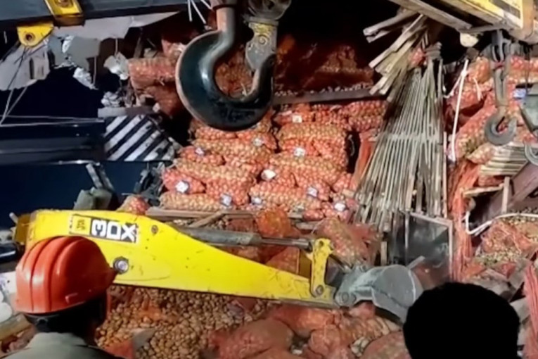 Srušio se krov magacina i gomila krompira zatrpala ljude, 14 mrtvih (VIDEO)