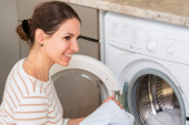 Trik koji ćete obožavati: U mašinu za pranje veša dodajte tri kašike šećera i uživajte u rezultatima