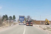 Da li je ovo pravi primer "vozača ubice"? Kamionom pretiče šleper dok mu automobil ide u susret! (VIDEO)
