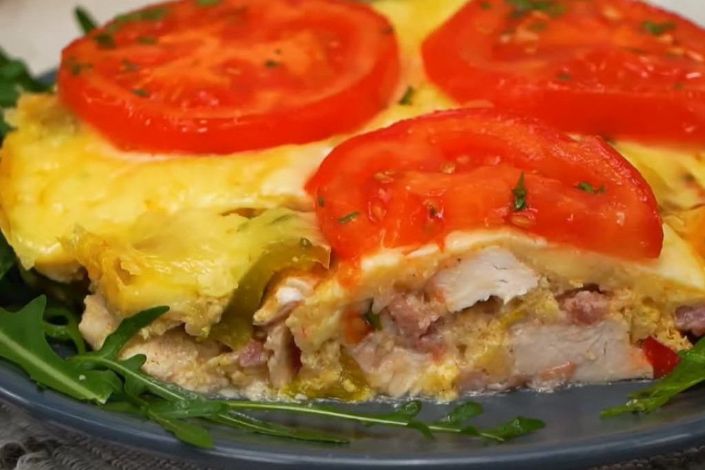 Recept dana: Belo meso sa povrćem, sirom i slaninom - iskustvo koje ćete želeti da ponovite (VIDEO)