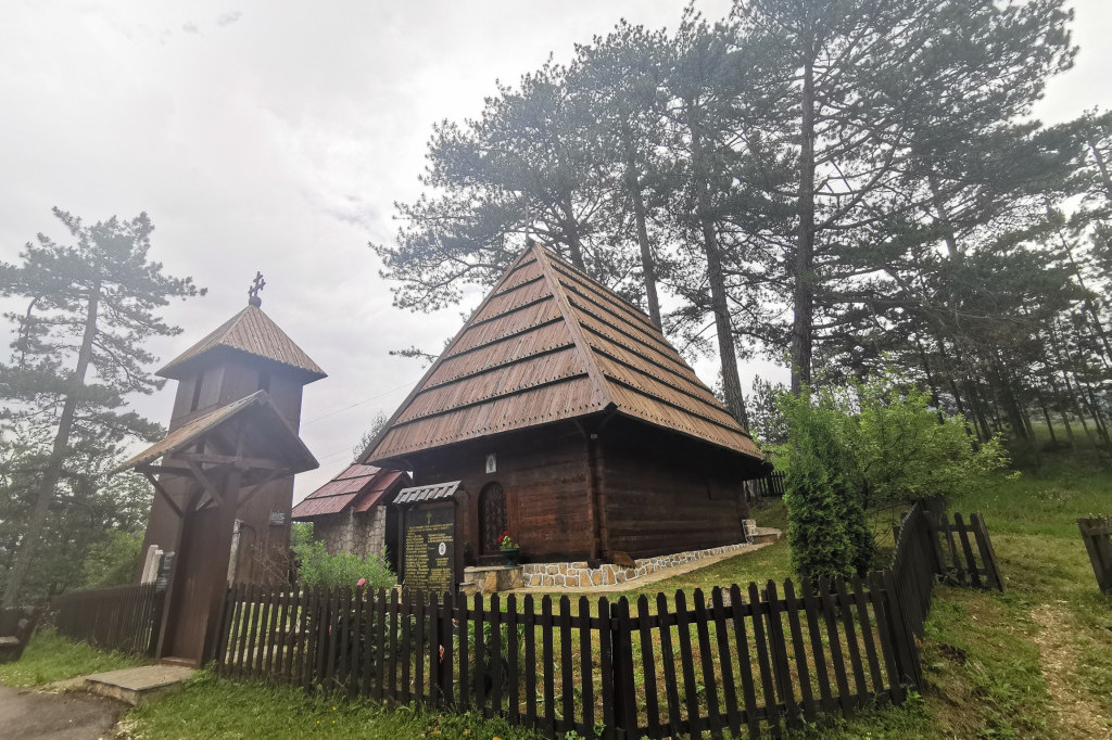Jedinstvena bogomolja nalazi se na Zlatiboru: Ispred nje i danas stoje sobrašice - drvene trpeze za kojima se okupljalo čitavo selo (FOTO)