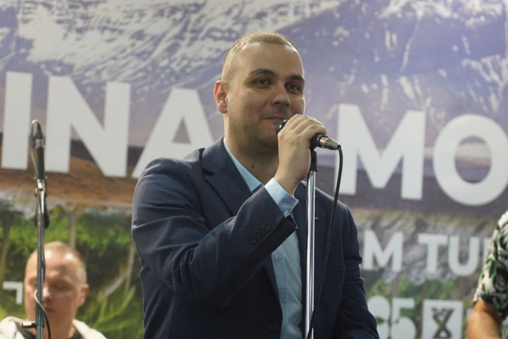 Bojanu Maroviću pozlilo, pao na bini: Pevač hitno prevezen u bolnicu