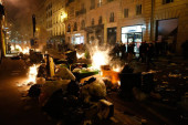 Pariz gori! Razjareni demonstranti pale smeće širom grada, ne prestaje gnev zbog penzione reforme, uhapšena 101 osoba (FOTO/VIDEO)