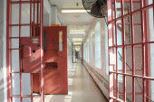 Dvojica zatvorenika pobegla iz zatvora: Tokom šetnje zatvorskim dvorištem prebacili uže, preskočili zid, ali su imali i jedan peh!