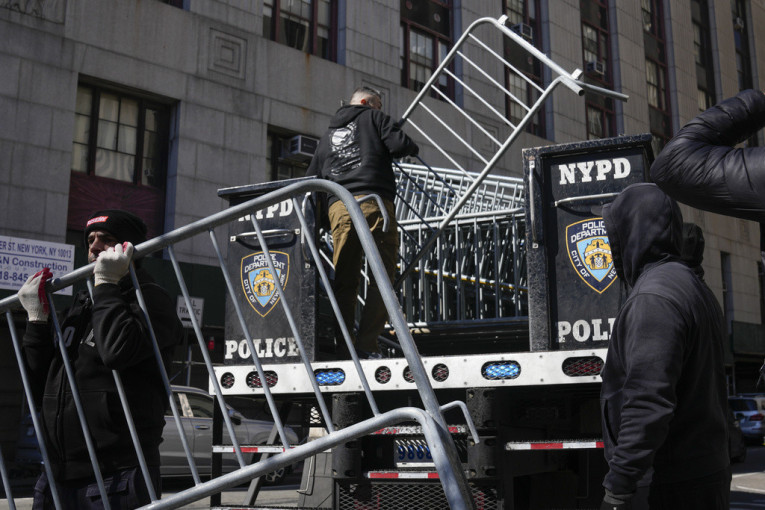 Njujork u pripravnosti: Dok se čeka da li će Tramp zaista biti uhapšen, podižu se barikade (FOTO/VIDEO)