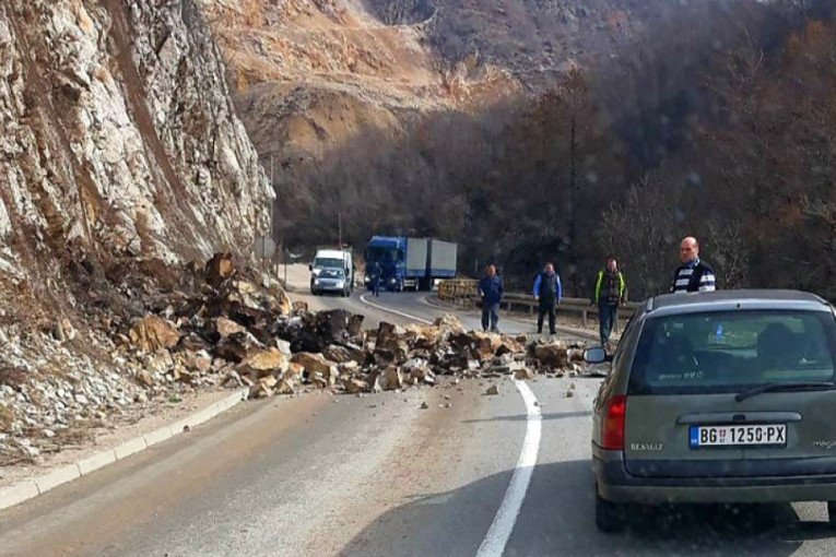 Veliki odron na magistralnom putu ka Crnoj Gori: Kamenje i zemlja obrušili se sa stene kod Prijepolja, saobraćaj otežan!