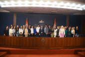 Vesić sa 23 studenta u Vladi Srbije potpisao ugovor o praksi: Uvek treba davati šansu mladim ljudima