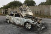 Auto se pretvorio u buktinju! Komšija izvukao mladića (23) iz plamena, lekari mu se bore za život