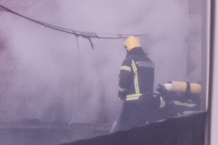 Vatra progutala tri automobila u Kragujevcu: Veliki požar izbio u centru grada, na lice mesta odmah stiglo šest vatrogasaca