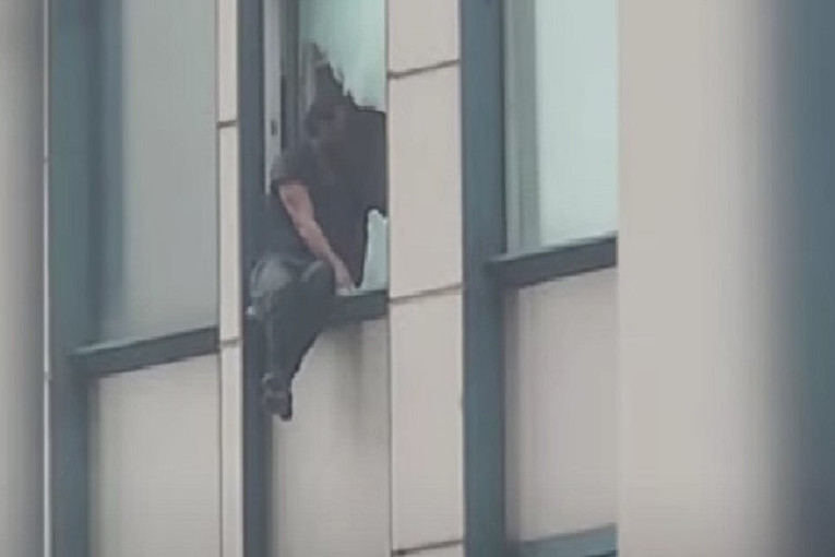 Pretio da će da skoči sa 31. sprata! Drama na Menhetnu trajala osam sati, policajci se spuštali konopcima (VIDEO)