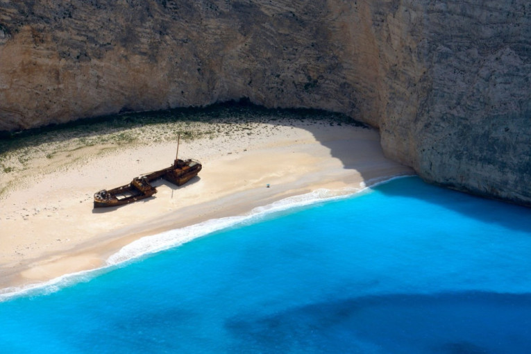 Zatvorena jedna najpopularnijih plaža u Grčkoj: Omiljena destinacija Srba proglašena opasnom!