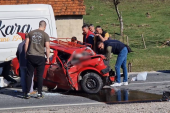 Strašne slike sa mesta udesa kod Požege: Vatrogasci seku smrskani automobil, Hitna izvlači povređene (VIDEO)