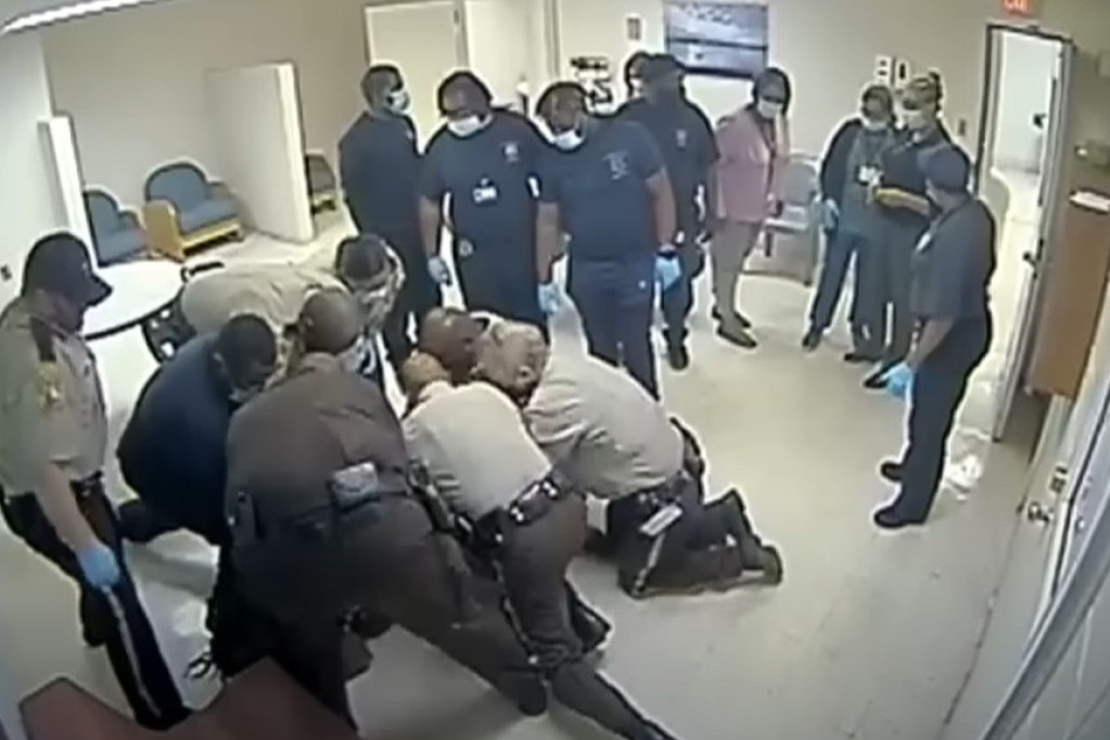Deset policajaca ležalo na Afroamerikancu, nisu mu dali da ustane: Posle 12 minuta bio je mrtav (VIDEO)