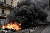 Potpuno rasulo u Francuskoj! Demonstranti zapalili Gradsku kuću Bordoa, zbog najavljenih protesta odložena poseta kralja Čarlsa (VIDEO/FOTO)