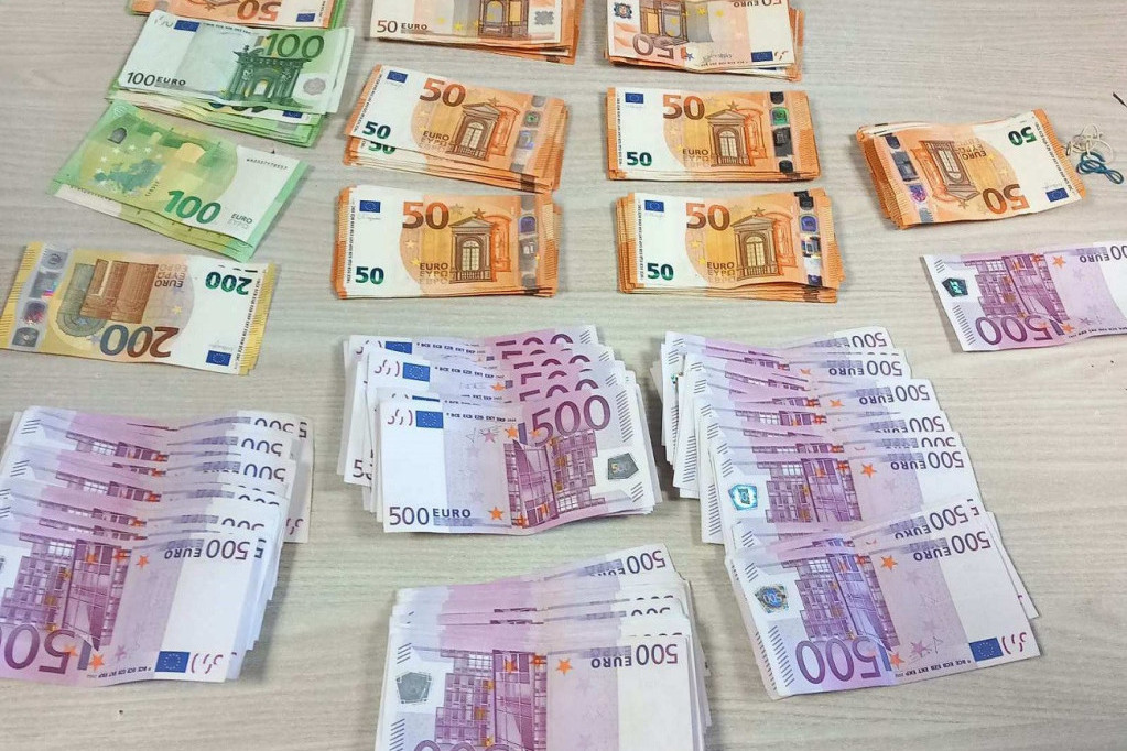 Džepovi stranaca puni deviza: Zaplenjeno gotovo 50.000 evra na Sremskoj Rači (FOTO)