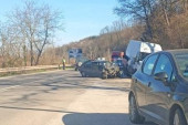 Stravičan sudar kod Čačka: Dve osobe su povređene, a automobil zgužvan kao papir! (FOTO)