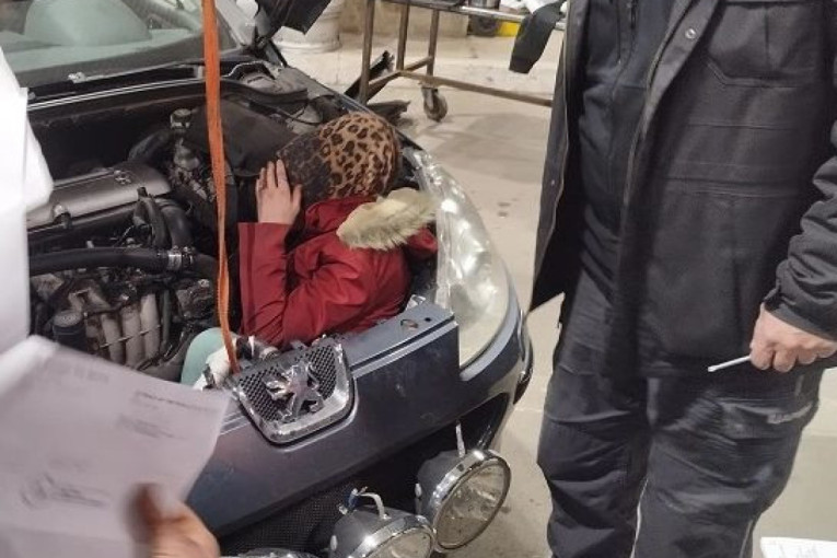 Šokantna scena na Gradini: Kada su carinici otvorili haubu automobila pronašli ženu sakrivenu između motora i hladnjaka! (FOTO)