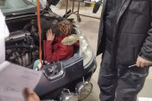 Šokantna scena na Gradini: Kada su carinici otvorili haubu automobila pronašli ženu sakrivenu između motora i hladnjaka! (FOTO)