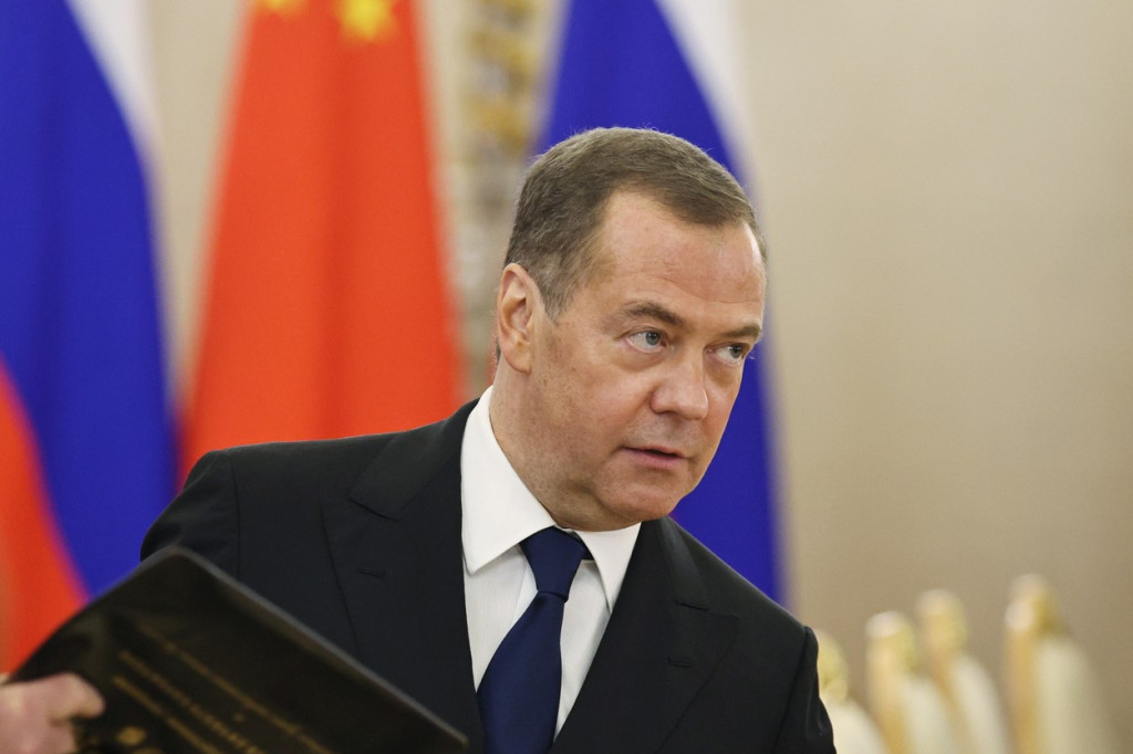 Medvedev: Makron je kukavica! Ako želi da ide u Kijev, pripremite mu nekoliko pari gaća!