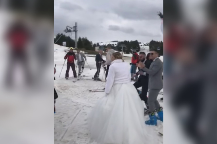 Neobična svadba na Kopaoniku: Mladenci stali na skije, pa posle spusta "opleli" Užičko kolo (FOTO/VIDEO)