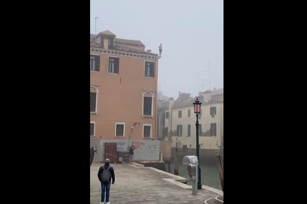 Skočio sa krova zgrade u kanal u Veneciji: "Zaslužio je sertifikat za glupost"