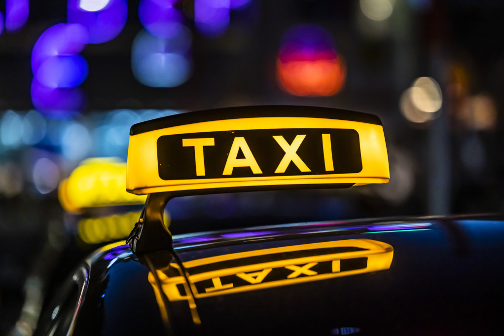 Vesić: Taksisti bez dozvole za rad na aerodromu neće moći ni da mu priđu