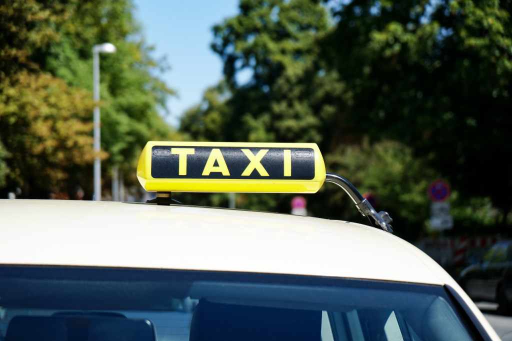 Taksista nasrnuo na putnike šrafcigerom! Užas u Vranju (VIDEO)