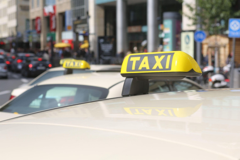 Taksimetar radio za migrante: Somborski taksi vozači uhvaćeni u Sjenici