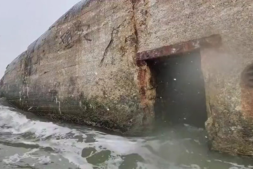 Da li biste uplovili ovde da istražujete? Napušteni bunker na obali budi jezu (VIDEO/FOTO)