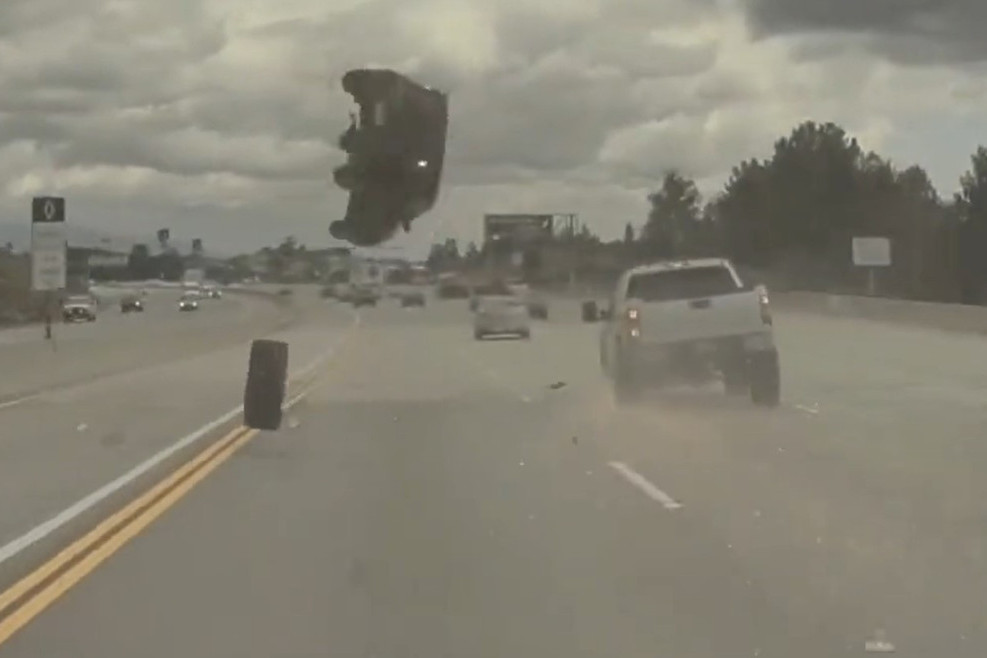 "Kia" odletela u vazduh kada se odjednom točak zabio u nju: Neverovatno je kako je vozač ovo preživeo (VIDEO)
