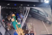 Karambol u Borči: U punoj brzini automobilom se zakucao u prodavnicu! (VIDEO)