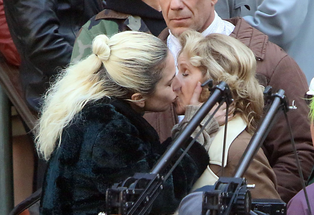 Iz nastavka "Džokera" izbačena scena u kojoj Lejdi Gaga ljubi ženu: Fanovi besni! Reditelj objasnio zašto je to uradio (FOTO/VIDEO)