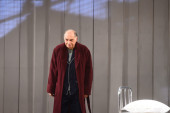 Voja Brajović u ulozi koju je igrao Entoni Hopkins: „Otac“ oduševio publiku u Ateljeu 212 (FOTO)
