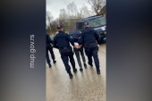 "Policija, lezi dole!" Ovako je uhapšen osumnjičeni za obljubu dve devojčice - u pitanju njegove rođake?! (VIDEO)
