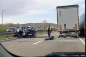 Teška saobraćajka kod Vrčina: "Zgužvani" auto pribijen uz bankinu, delovi rasuti po putu (VIDEO)
