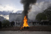 Nestvarni prizori u Parizu: Ulice u plamenu, policija pendrecima nasumično udara demonstrante, uhapšeno 450 ljudi! (VIDEO)