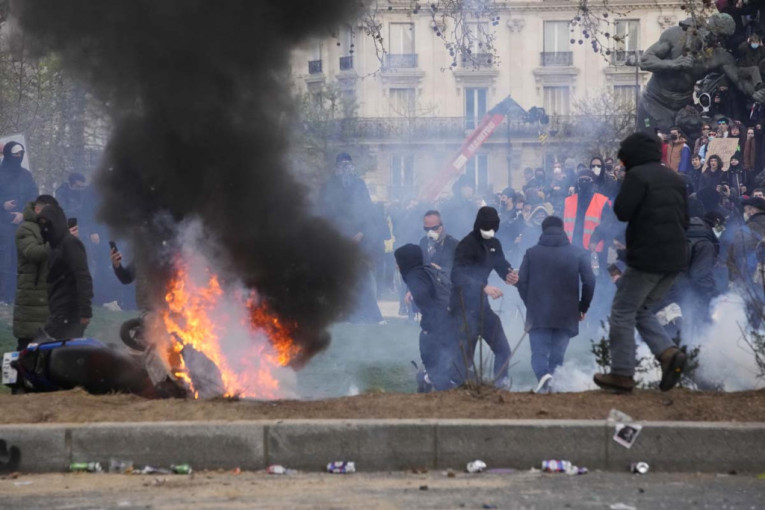 Demonstracije u Parizu i širom Francuske ne prestaju: Narod kivan na Makrona i vladu, ozbiljni sukobi sa policijom na ulicama (FOTO)