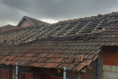 Vetar lomio crepove u selu Zagorica: Jako olujno nevreme pogodilo Topolu (FOTO)