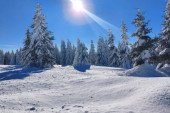 Snežna mećava preko noći okovala Goliju: Za nekoliko sati palo 20 centimetara snega, putari sa teškom mehanizacijom već na terenu (FOTO)