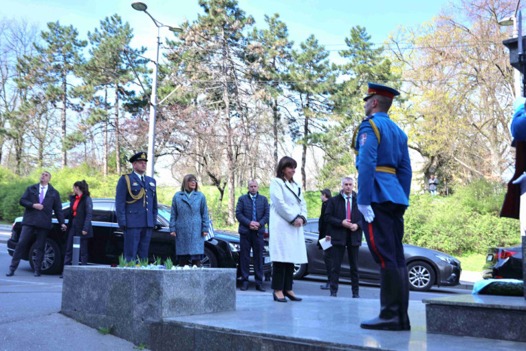 Predsednica Grčke završila posetu Srbiji, obišla spomenik Rigi od Fere i Kulu Nebojšu